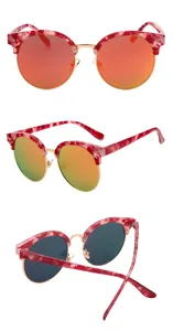 Occhiali da sole rotondi tartaruga rosa con lenti colorate e dettagli in metallo dorato.