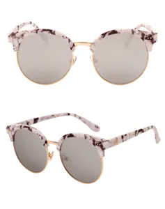 Occhiali da sole unisex con montatura grande marmorizzata e lenti riflettenti eleganti.