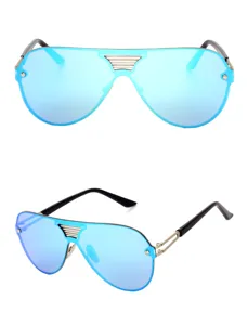 Nahaufnahme Detailansicht der trendigen blauen Oversize Sonnenbrille mit doppeltem Metallsteg.