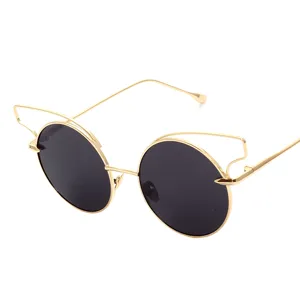 Élégantes lunettes de soleil rondes en métal avec design géométrique et verres noirs uniques.