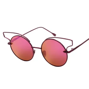 Lunettes de soleil rondes géométriques tendance avec verres miroirs roses et monture en métal.