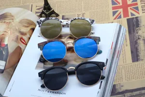 Occhiali da sole unisex con montatura grande, semi-montature fantasia e lenti colorate.