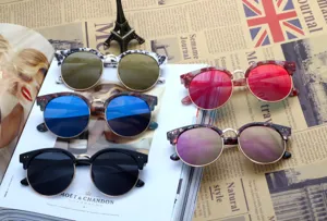 Occhiali da sole unisex classici con montatura grande e lenti specchiate colorate per ogni occasione.