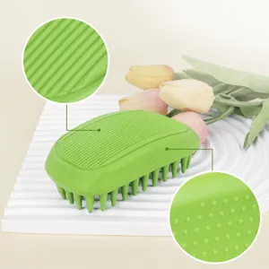 Spazzola da bagno per animali domestici in TPR verde con setole morbide e texture antiscivolo.