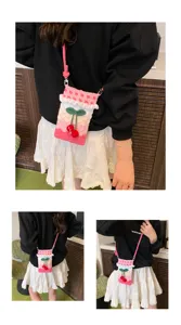 Handgehäkelte Handytasche mit rosa Streifen und Kirschmotiven an einem Model gezeigt