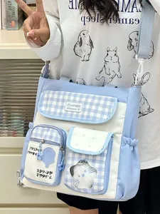Detailansicht der blau-karierten großen Crossbody-Tasche im Harajuku-Stil an einem Modell