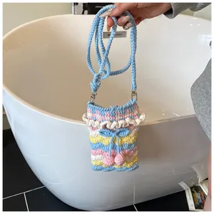 Detailansicht der handgefertigten Häkel-Handytasche mit Kirschakzenten und Schleife