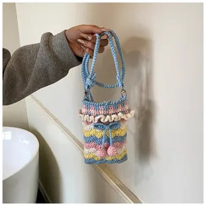 Handgehäkelte Handytasche mit süßen rosa Kirschen und Schleife in Detailansicht.