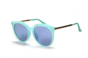 Modische minzgrüne runden Sonnenbrille mit goldenen Metallbügeln und blauen Gläsern.