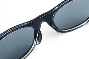 Nahaufnahme des Vintage dunkelblauen Sonnenbrillenrahmens mit stilvollen getönten Gläsern.