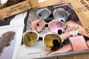 Stijlvolle Metalen Zonnebril met Gespiegelde Lenzen en Luxe Designer Bril voor Dames