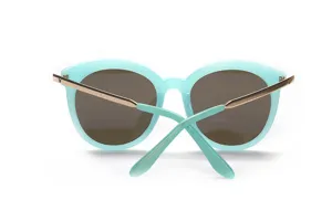 Modische mintgrüne Sonnenbrille mit einzigartigen Metallbügeln und starkem UV-Schutz.