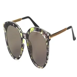 Grosse runde Sonnenbrille mit gemustertem Gestell und edlen goldfarbenen Buegeln fuer Damen.