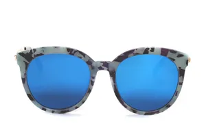 Nahaufnahme von runden Damen Sonnenbrille mit blauen Spiegelglasern und gemustertem Rahmen.