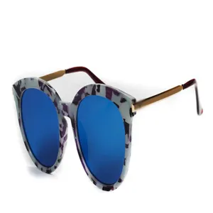 Stylische Damen Oversize Sonnenbrille mit auffälligen blauen Spiegelgläsern und Muster.