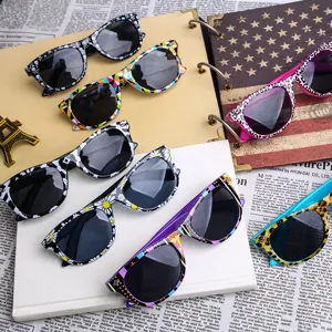 Retro Sonnenbrille mit bunten bedruckten Gestellen, stilvolles Vintage Design fuer Strand.