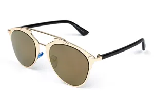 Gedetailleerde close-up van stijlvolle gouden metalen zonnebril met donkere glazen.