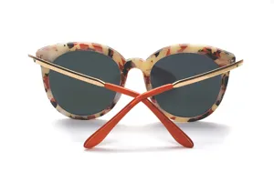 Schildpatt Sonnenbrille mit Metallbügeln und dunklen Gläsern für Damen im Alltag.