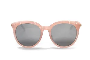 Detaillierte Nahaufnahme der rosafarbenen Acetat-Sonnenbrille mit grauen Gläsern.