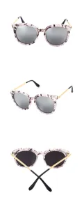 Elegante Damen Sonnenbrille mit Marmorrahmen, goldenen Bügeln und Spiegelgläsern für Alltag.