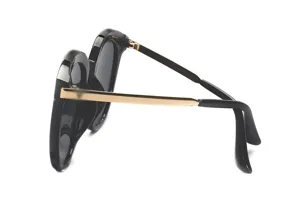 Schwarze herzförmige Sonnenbrille mit stilvollen goldenen Metallbügeln für Damen und Mode.