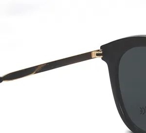 Sonnenbrille mit schwarzem Gestell und goldenen Bügeln, edles Scharnier, UV-Schutz-Gläser.