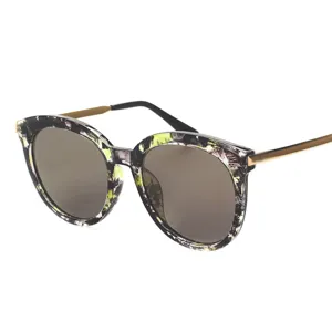 Modische Damen Sonnenbrille mit einzigartigem Musterrahmen und Metallbügeln im Sommer.
