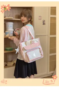 Nahaufnahme einer japanischen Ita-Tasche mit rosa Punkten und süßen Ohren an einem Model