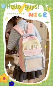 Vista dettagliata dello zaino ita bag in nylon di grande capacità per studentesse