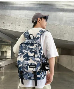 Detailansicht eines stylischen blau-weißen Graffiti-Streetwear-Rucksacks an einem Model.