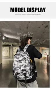 Model präsentiert einen Graffiti-Camouflage-Rucksack in einer Industrie-Galerie