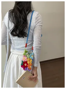 Sac de téléphone artisanal en fleurs de crochet multicolores en détail de bandoulière