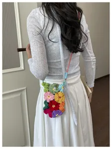 Vue détaillée du sac de téléphone à fleurs au crochet fait main porté sur le modèle