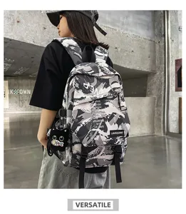 Detail eines dunklen Graffiti-Rucksacks mit süßem Katzen-Plüschanhänger.