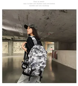 Dunkler Streetwear-Rucksack mit Graffiti-Muster an einem weiblichen Model im Freien