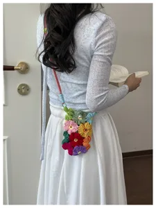 Vue arrière d'un sac de téléphone en bandoulière en fleurs de crochet fait à la main