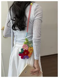 Vue lifestyle d'un sac bandoulière fait main en crochet avec fleurs colorées