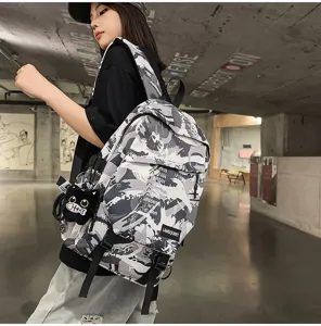 Seitenansicht eines großen Graffiti-Rucksacks, getragen von einem Modell in der Stadt
