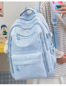 Vue détaillée d'un sac à dos d'école bleu clair avec des étoiles blanches et grande capacité