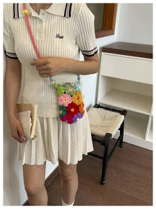 Détail d'un sac de téléphone fait main en fleurs de crochet aux couleurs contrastées