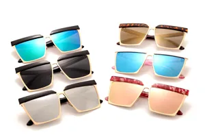 Occhiali da sole grandi quadrati alla moda donna e uomo, montatura in metallo lenti colorate.