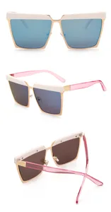 Occhiali da sole quadrati oversize vista dettaglio, montatura metallo, barra bianca e aste rosa