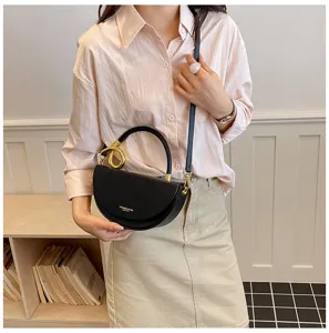 Schwarze halbrunde Satteltasche mit Goldring-Griff, elegante Leder-Umhängetasche für Damen.