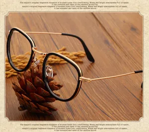 Lunettes de vue ovales rétro en métal avec blocage de couleur noir et or pour usage quotidien.