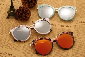 Élégantes lunettes de soleil papillon tendance avec monture métal et verres océan pour femmes.