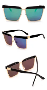 Occhiali da sole quadrati grandi ed eleganti con montatura nera e oro e lenti colorate.