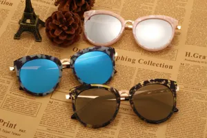 Vue détaillée de lunettes de soleil papillon tendance avec monture métallique et verres.