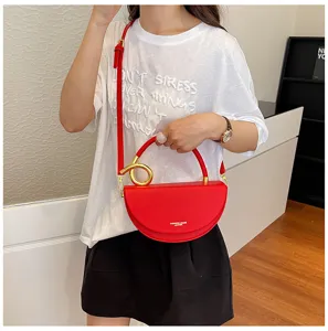 Elegante rote Halbkreis-Satteltasche mit Goldring-Griff, stilvolle Schultertasche aus Leder.