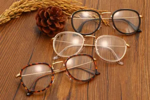 Montures de lunettes rétro vintage avec branches métalliques fines et forme ovale classique.
