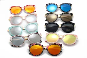 Vue detaillee de lunettes de soleil papillon tendance colorees avec monture metal et verres UV.
